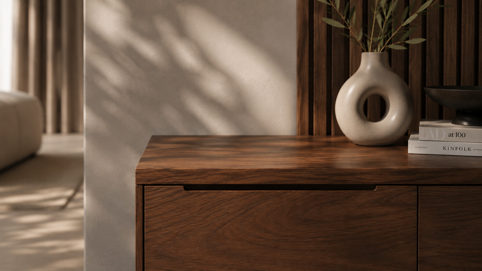 Warmes Interior-Detail mit Holzsideboard, Vase und Zweigen